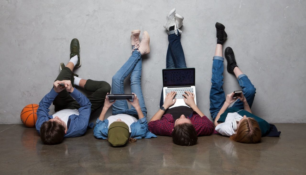 寝ながらスマホやパソコンを見る4人